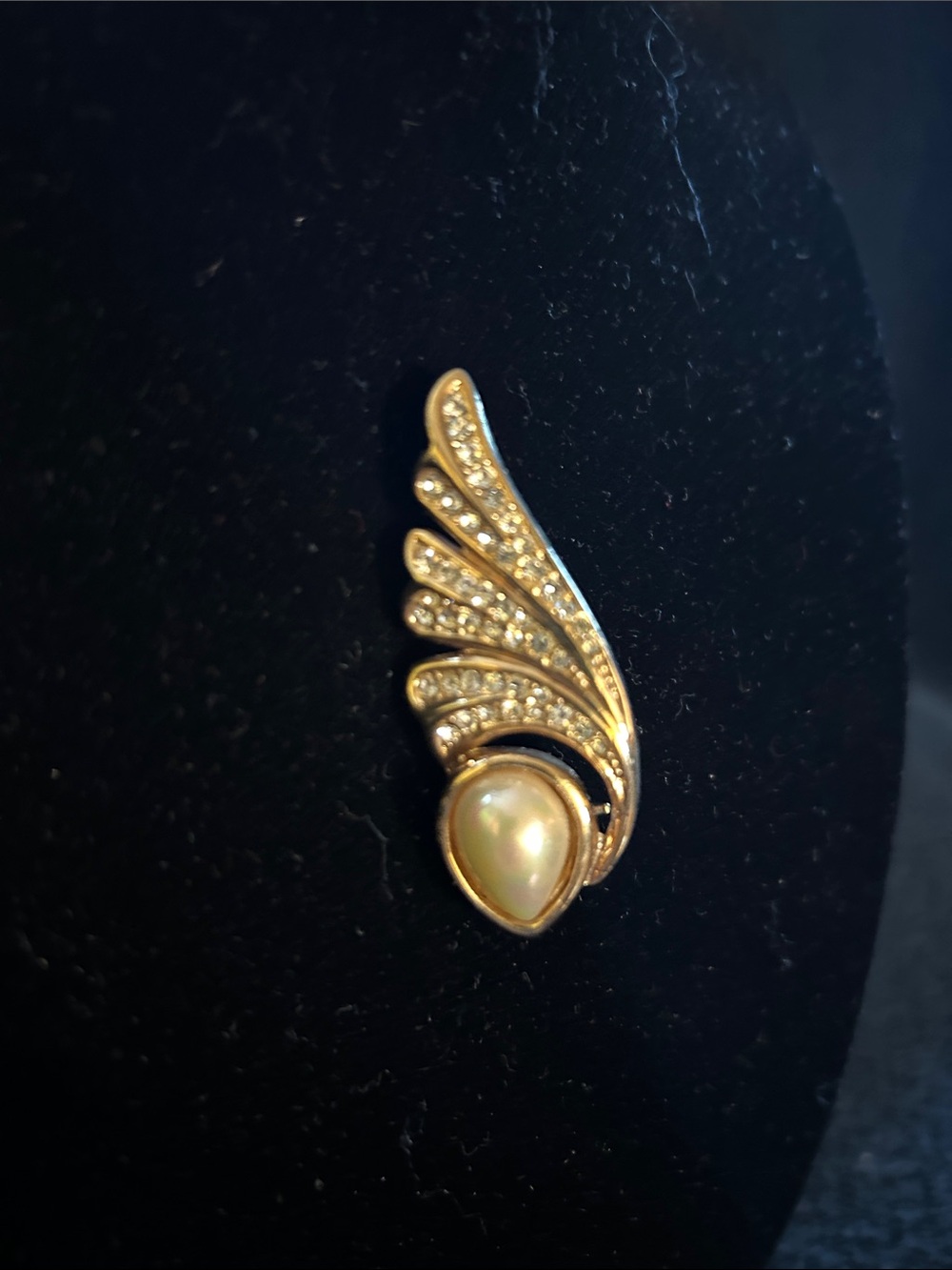 MJ Enterprises Gold Tone Wing Pin w Curved Feathers & Central Pear Shaped Pearl